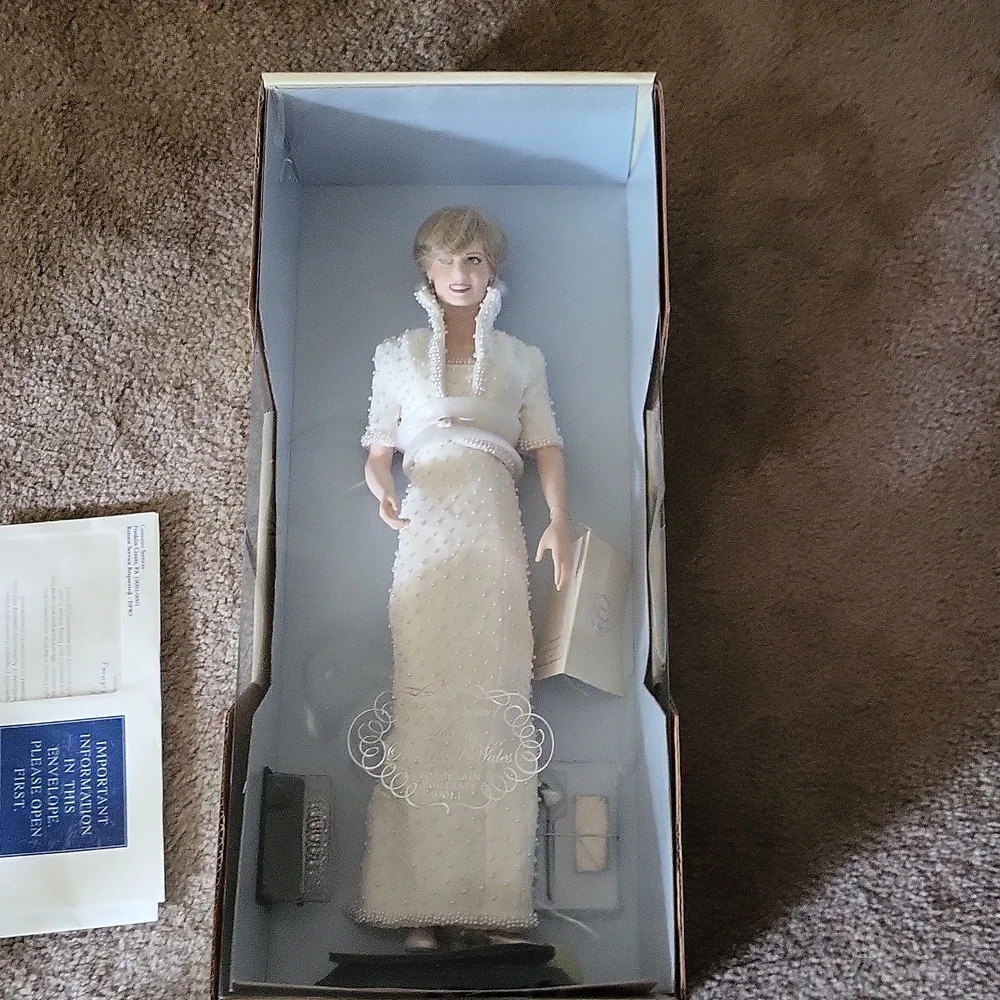 Princess Diana rare new boxed papers porcelain doll ♥️ gorgeous rare stand